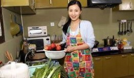 娱乐吃瓜酱小时候的保姆,娱乐吃瓜酱童年趣事揭秘